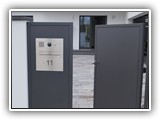 Eingangstor mit Briefkasten und Wechselsprechanlage