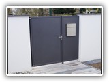 Eingangstor mit Briefkastenanlage
